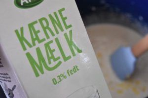 DSC_0954 • nogetiovnen.dk Kanelkage med kærnemælk - svampet kage med kanelsukker