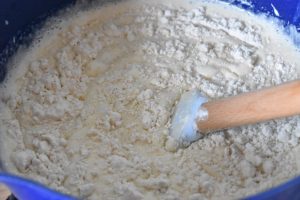 Kanelkage med kærnemælk - svampet kage med kanelsukker