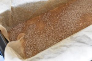 Kanelkage med kærnemælk - svampet kage med kanelsukker