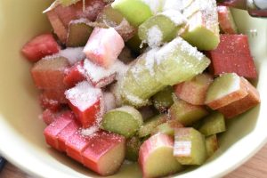 Banankage med rabarber - svampet kage med banan