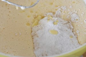 Banankage med rabarber - svampet kage med banan