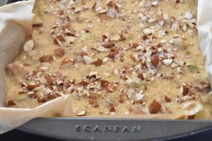 Banankage med rabarber - svampet kage med banan