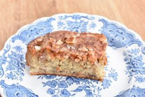 DSC_1617 • nogetiovnen.dk Banankage med rabarber - svampet kage med banan