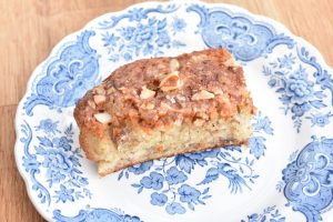 DSC_1619 • nogetiovnen.dk Banankage med rabarber - svampet kage med banan