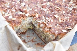 DSC_1624 • nogetiovnen.dk Banankage med rabarber - svampet kage med banan