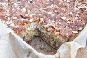 DSC_1626 • nogetiovnen.dk Banankage med rabarber - svampet kage med banan