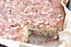 DSC_1629 • nogetiovnen.dk Banankage med rabarber - svampet kage med banan