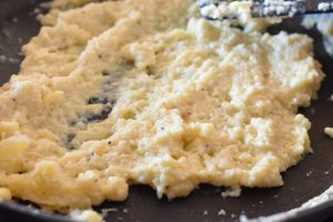 Røræg med hytteost opskrift – cremede scrambled eggs