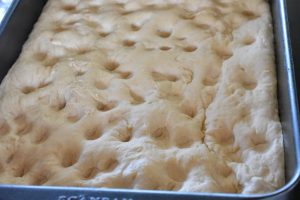 Kanelsnegle focaccia - opskrift på brunsviger med kanel