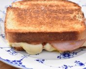 Parisertoast - klassisk opskrift med sennep, skinke og ost