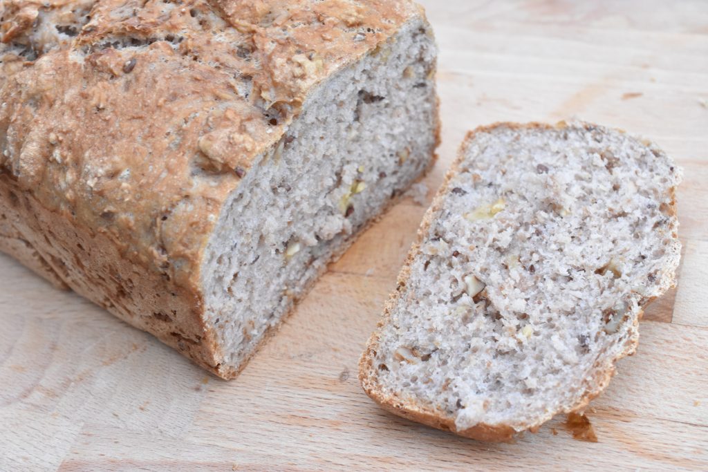 Valnøddebrød - nem opskrift på groft brød med valnødder