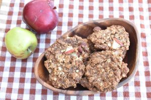 Havregrynscookies med kanel og æbler - opskrift