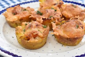 Kartoffelmuffins i form med knuste kartofler - opskrift