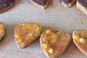 Honningbomber med smørcreme - af honningkagehjerter