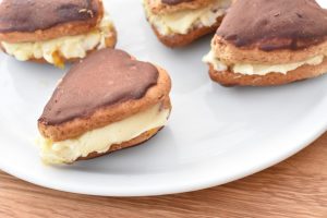 Honningbomber med smørcreme - af honningkagehjerter