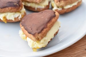 DSC_1812 • nogetiovnen.dk Honningbomber med smørcreme - af honningkagehjerter