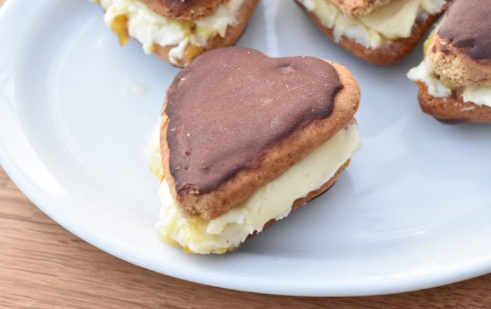 Honningbomber med smørcreme - af honningkagehjerter