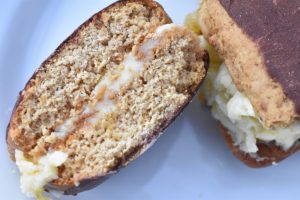 DSC_1836 • nogetiovnen.dk Honningbomber med smørcreme - af honningkagehjerter