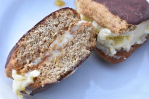 DSC_1837 • nogetiovnen.dk Honningbomber med smørcreme - af honningkagehjerter