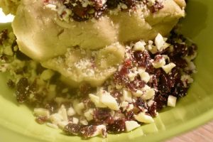 Specier med hvid chokolade og tranebær - sprøde småkager