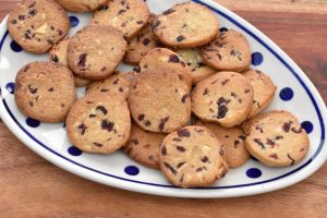 Specier med hvid chokolade og tranebær - sprøde småkager