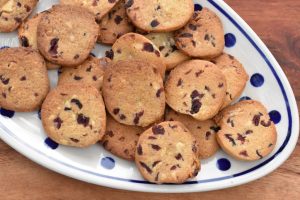 Specier med hvid chokolade og tranebær - sprøde småkager