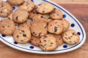 Specier med hvid chokolade og tranebær - sprøde småkager