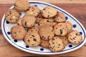 Specier med hvid chokolade og tranebær - sprøde småkager