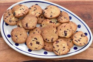 Specier med hvid chokolade og tranebær - sprøde småkager