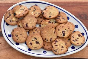 Specier med hvid chokolade og tranebær - sprøde småkager