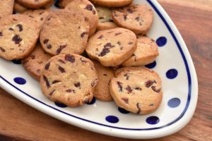 Specier med hvid chokolade og tranebær - sprøde småkager