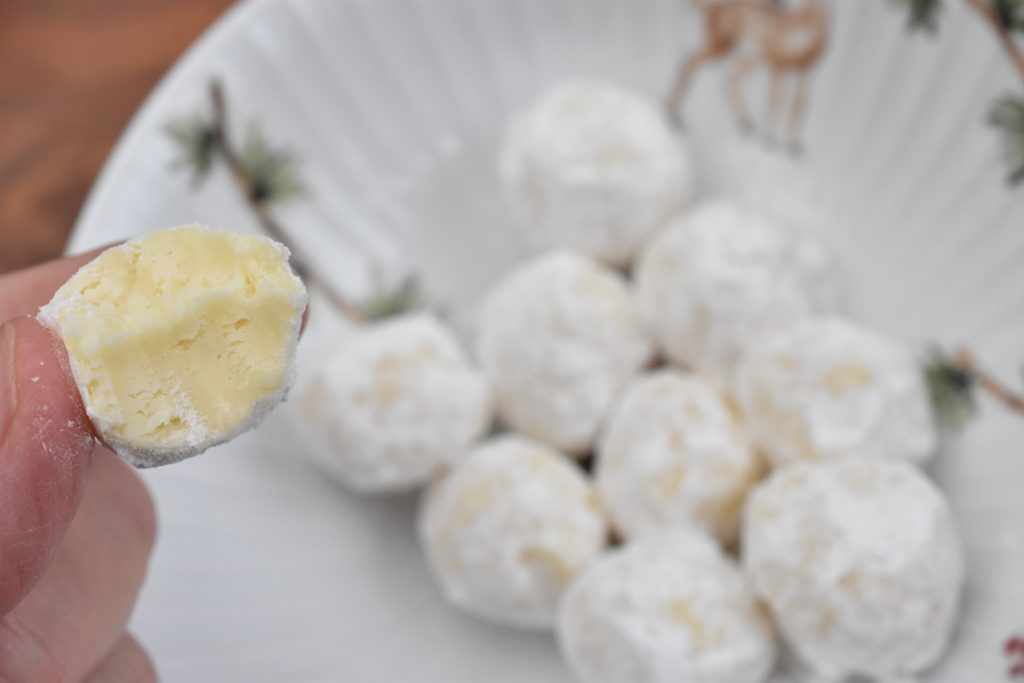 Hvide chokoladetrøfler der smelter i munden – nem opskrift på konfekt