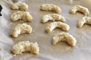 Nøddehorn med marcipan og chokolade - nem opskrift