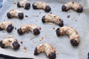 DSC_1296 • nogetiovnen.dk Nøddehorn med marcipan og chokolade - nem opskrift