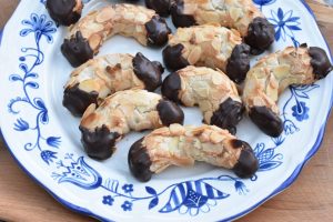 DSC_1305 • nogetiovnen.dk Nøddehorn med marcipan og chokolade - nem opskrift