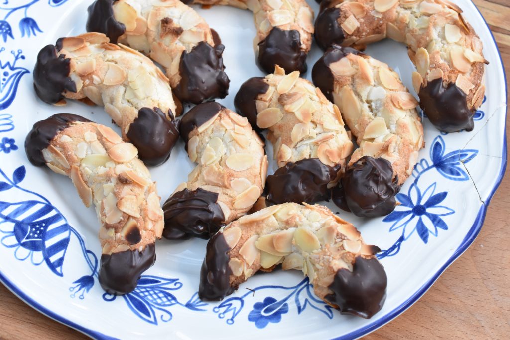 Nøddehorn med marcipan og chokolade - nem opskrift