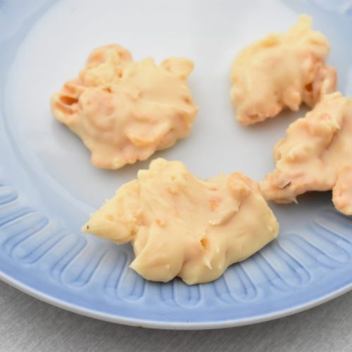 Cornflakestoppe med hvid fudge - opskrift på nem juleslik