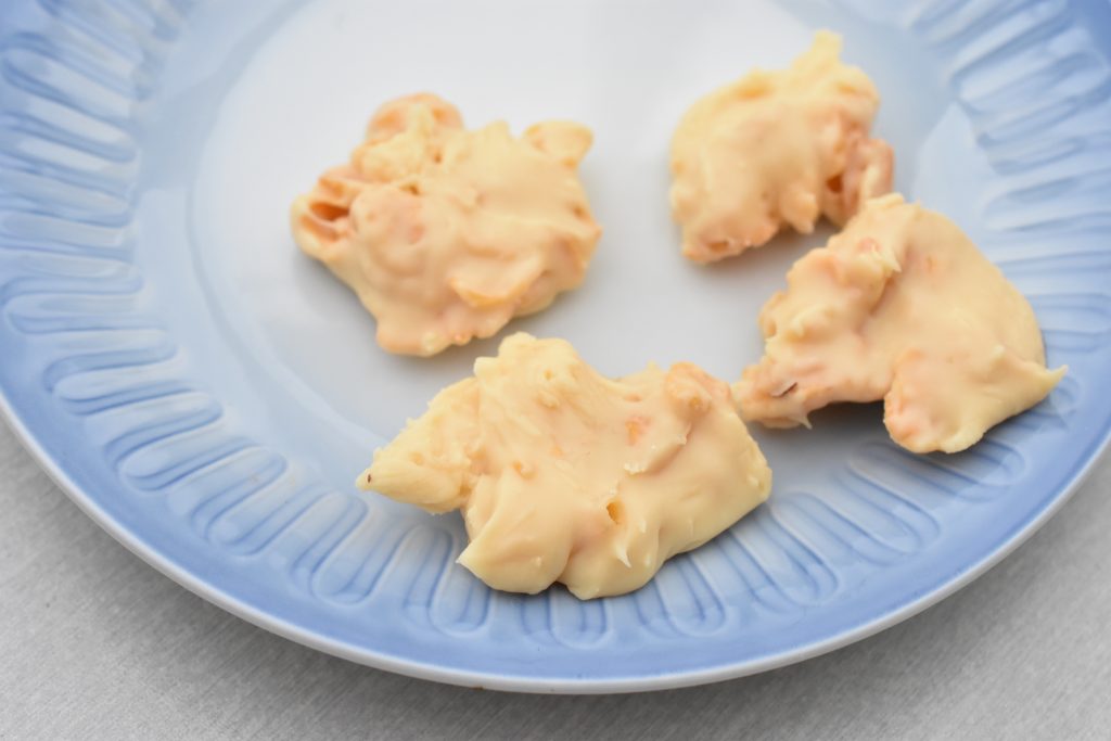 Cornflakestoppe med hvid fudge - opskrift på nem juleslik