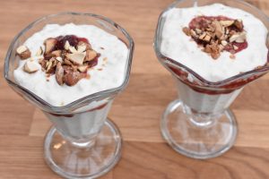 Juletrifli med risalamande, kirsebærsovs og småkager