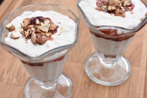 Juletrifli med risalamande, kirsebærsovs og småkager