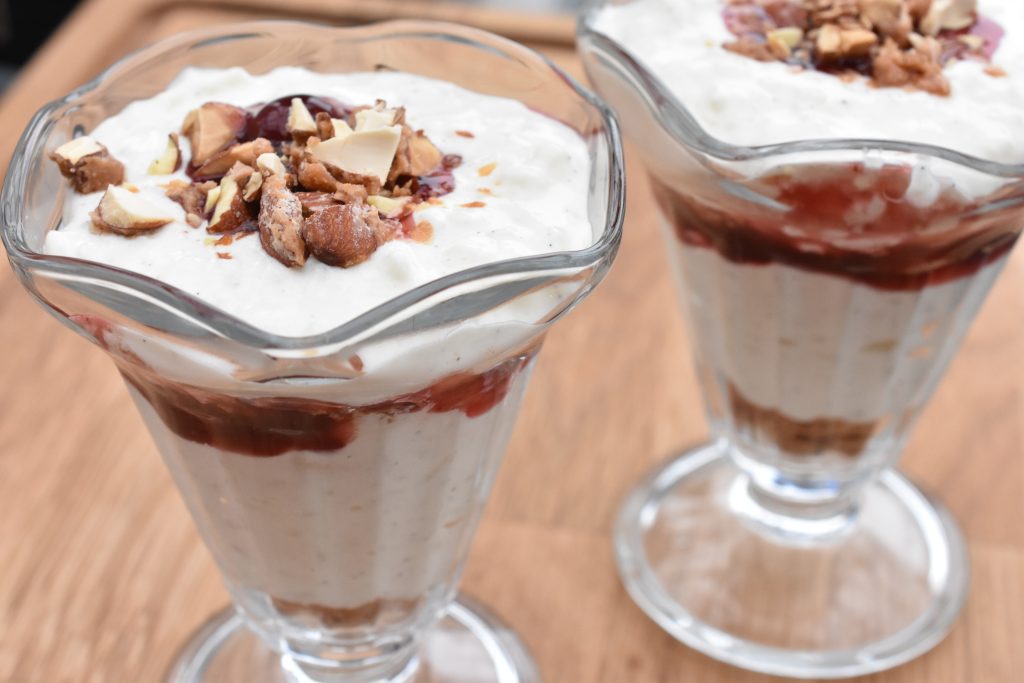 Juletrifli med risalamande, kirsebærsovs og småkager