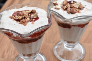 Juletrifli med risalamande, kirsebærsovs og småkager