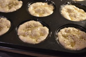 Focaccia muffins - opskrift på sprøde kuvertbrød i form