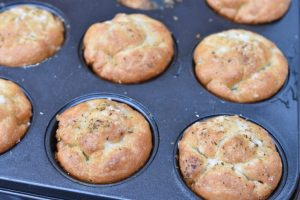 Focaccia muffins - opskrift på sprøde kuvertbrød i form