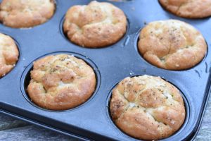Focaccia muffins - opskrift på sprøde kuvertbrød i form