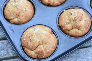 Focaccia muffins - opskrift på sprøde kuvertbrød i form