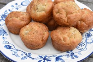 Focaccia muffins - opskrift på sprøde kuvertbrød i form