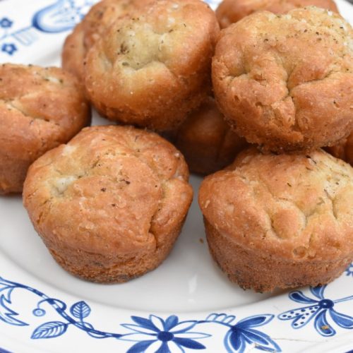 Focaccia muffins - opskrift på sprøde kuvertbrød i form
