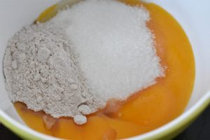 Creme anglaise – her får du en nem opskrift på klassisk vaniljesauce.