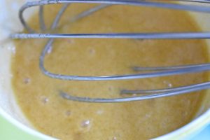 Creme anglaise – her får du en nem opskrift på klassisk vaniljesauce.